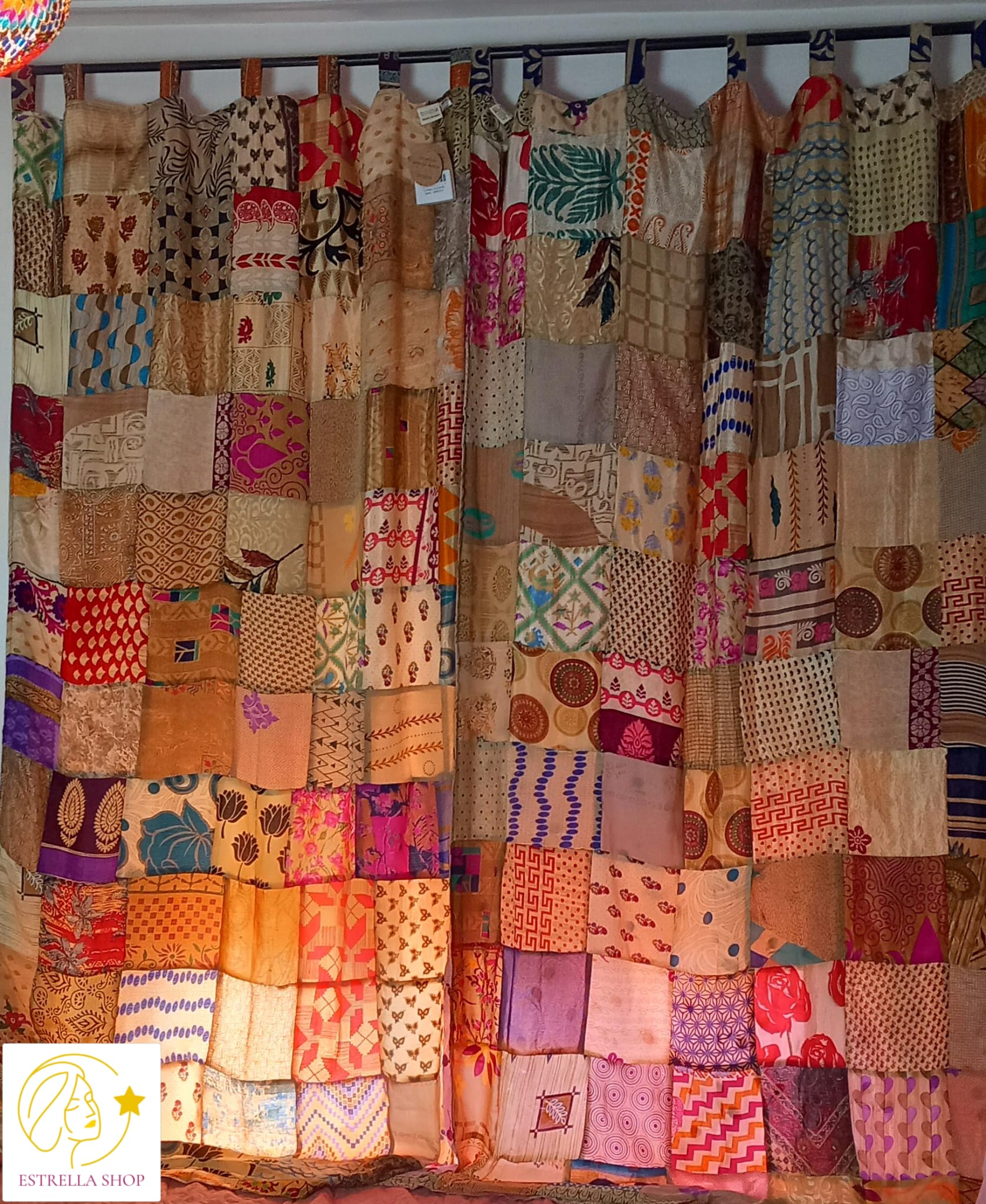 SET DE 2 CORTINAS CONFECCIONADAS CON SUS TRABILLAS REVERSIBLES Y VIBRANTES REALIZADAS ARTESANALMENTE EN INDIA EN PATCHWORK.ENVÍO GRATIS.