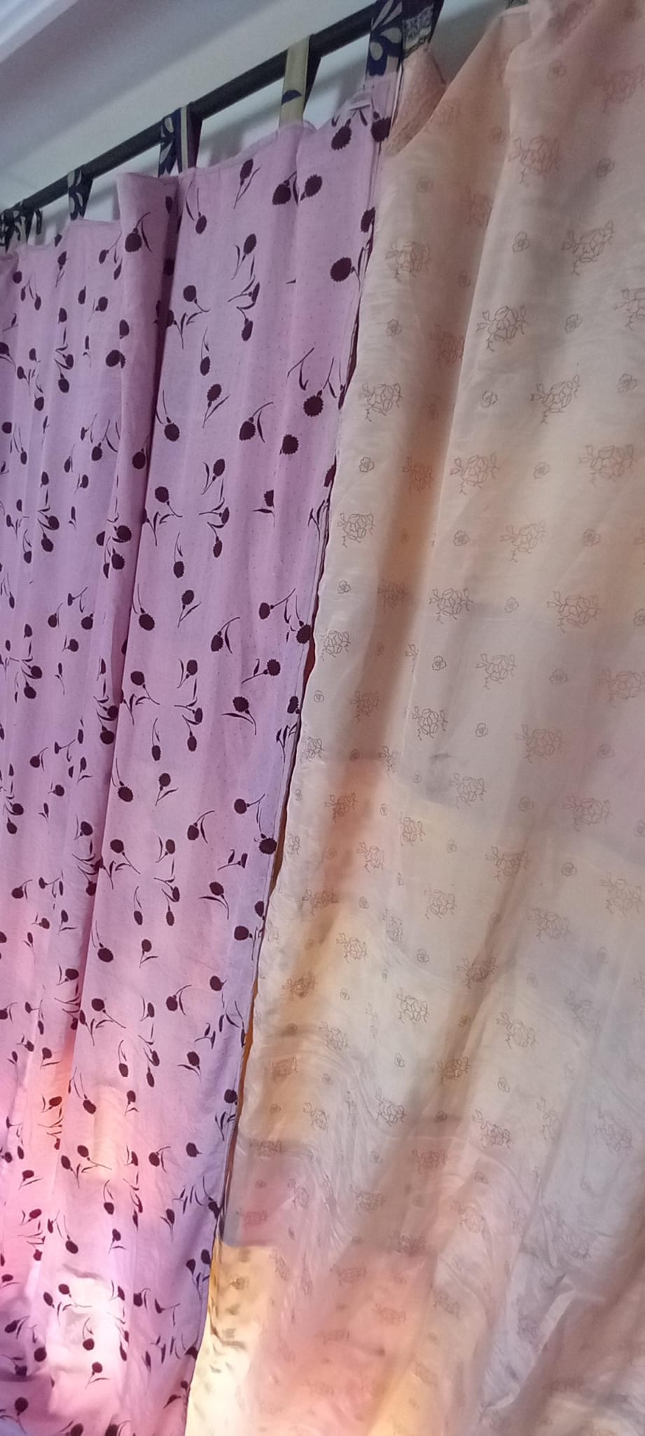 SET DE 2 CORTINAS CONFECCIONADAS CON SUS TRABILLAS REVERSIBLES Y VIBRANTES REALIZADAS ARTESANALMENTE EN INDIA EN PATCHWORK.ENVÍO GRATIS.