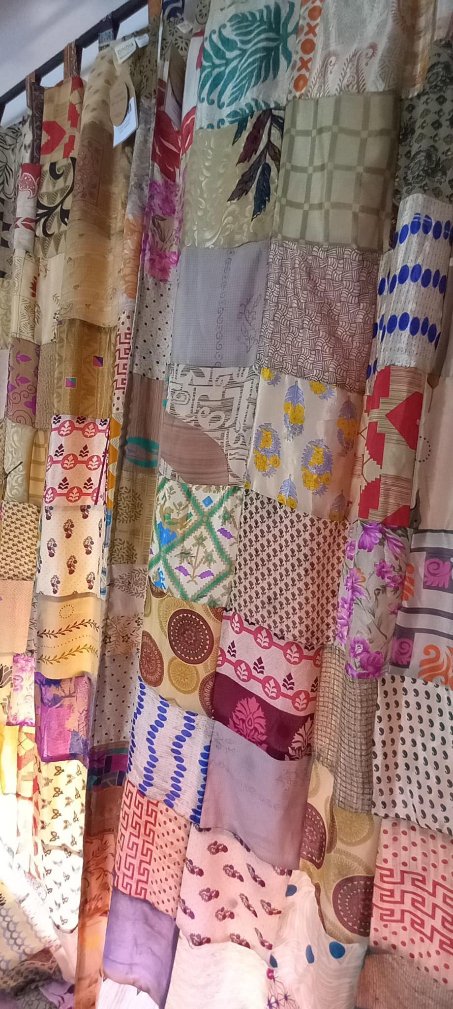 SET DE 2 CORTINAS CONFECCIONADAS CON SUS TRABILLAS REVERSIBLES Y VIBRANTES REALIZADAS ARTESANALMENTE EN INDIA EN PATCHWORK.ENVÍO GRATIS.