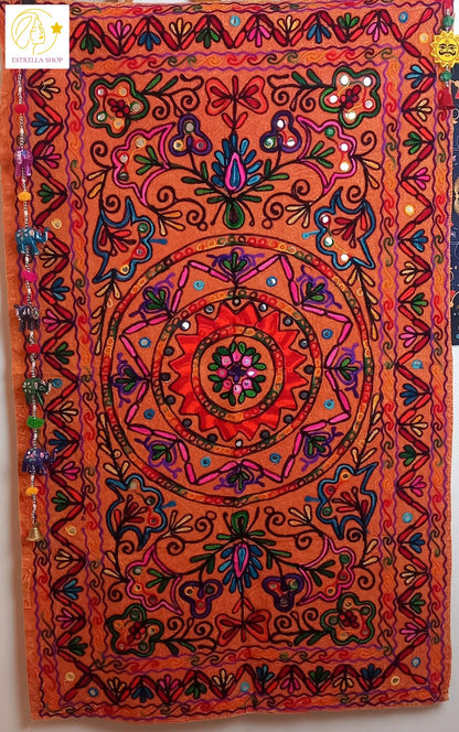 Tapiz Gora Mandala 75x120 bordado,una joya textil con alma bohemía hecha en India.Envío gratis sin pedido sin pedido mínimo.