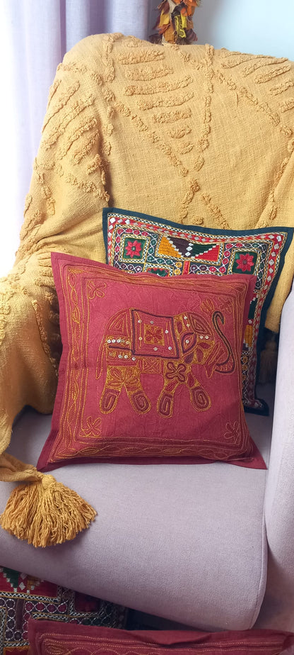 FUNDA DE COJÍN ELEFANTE VINO 40X40CM VIBRANTE Y AUTÉNTICAS ESENCIA DE INDIA ELABORADA ARTESANALMENTE,ENVÍO GRATIS SIN PEDIDO MÍNIMO.