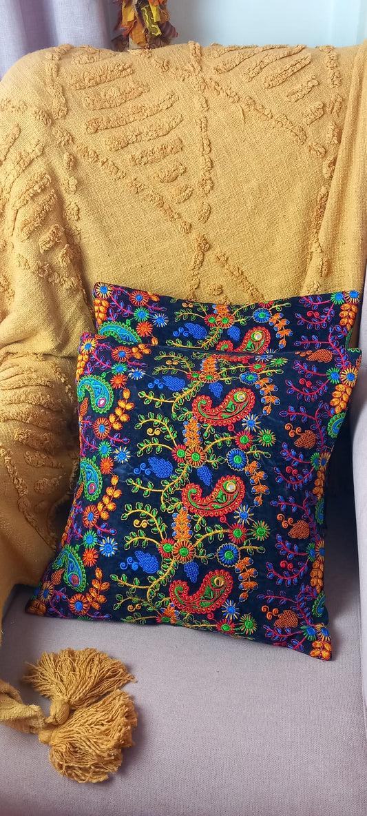 Un toque bohemio y artesanal para cualquier espacio. Esta funda de cojín Old Banjara es una pieza única, confeccionada con retales de tejidos tradicionales llenos de historia. Sus vibrantes bordados, detalles en espejos y abalorios la convierten en un complemento perfecto para quienes buscan decorar con personalidad y autenticidad. Su apertura trasera facilita la colocación del relleno, aportando comodidad y practicidad.
