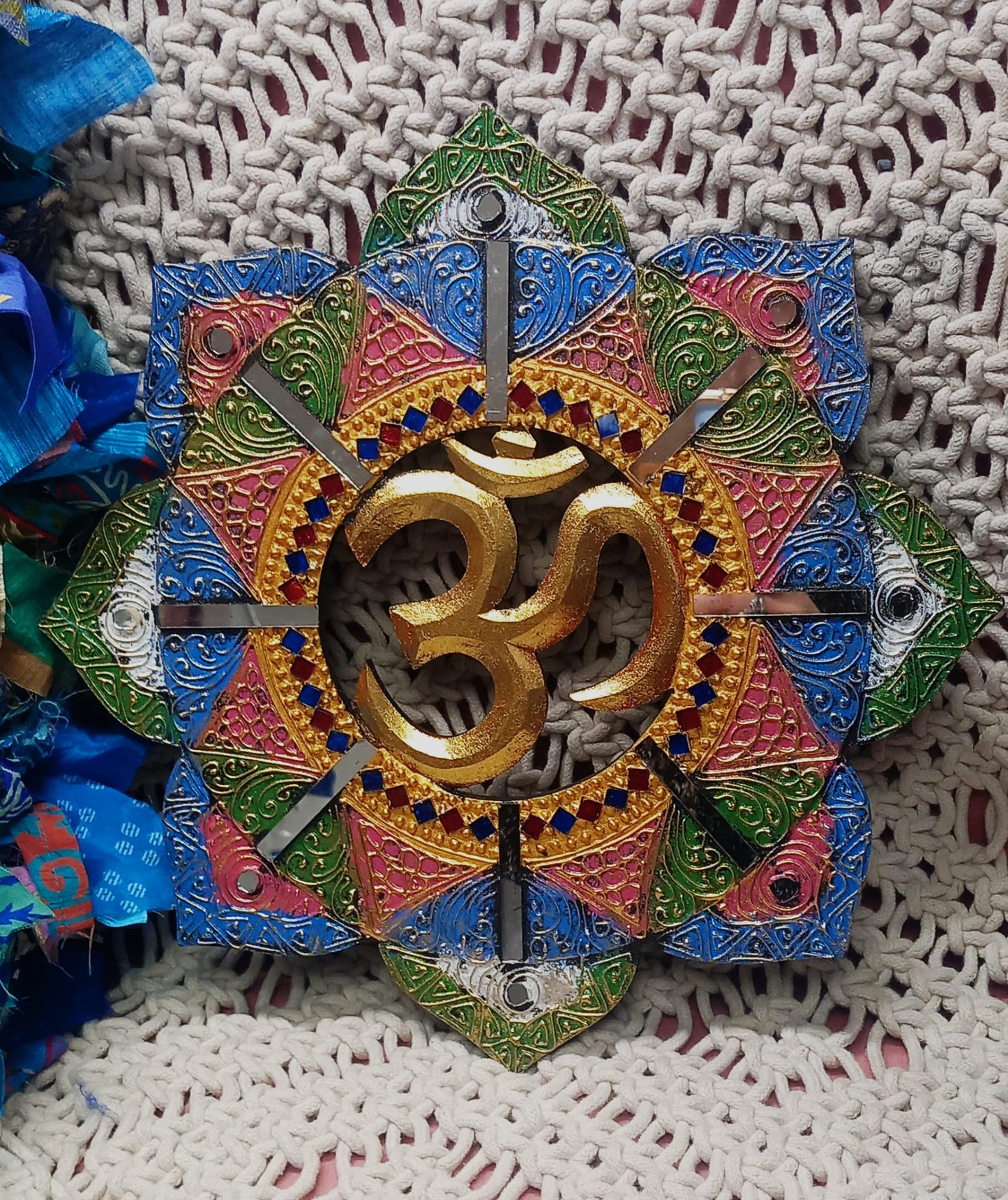 FLOR DE OM 30CM JOYA ARTESANAL HECHA A MANO EN INDONESIA TRANSMITE CALMA,AUTENTICIDAD Y ESPIRITUALIDAD.ENVÍO GRATIS SIN PEDIDO MÍNIMO.