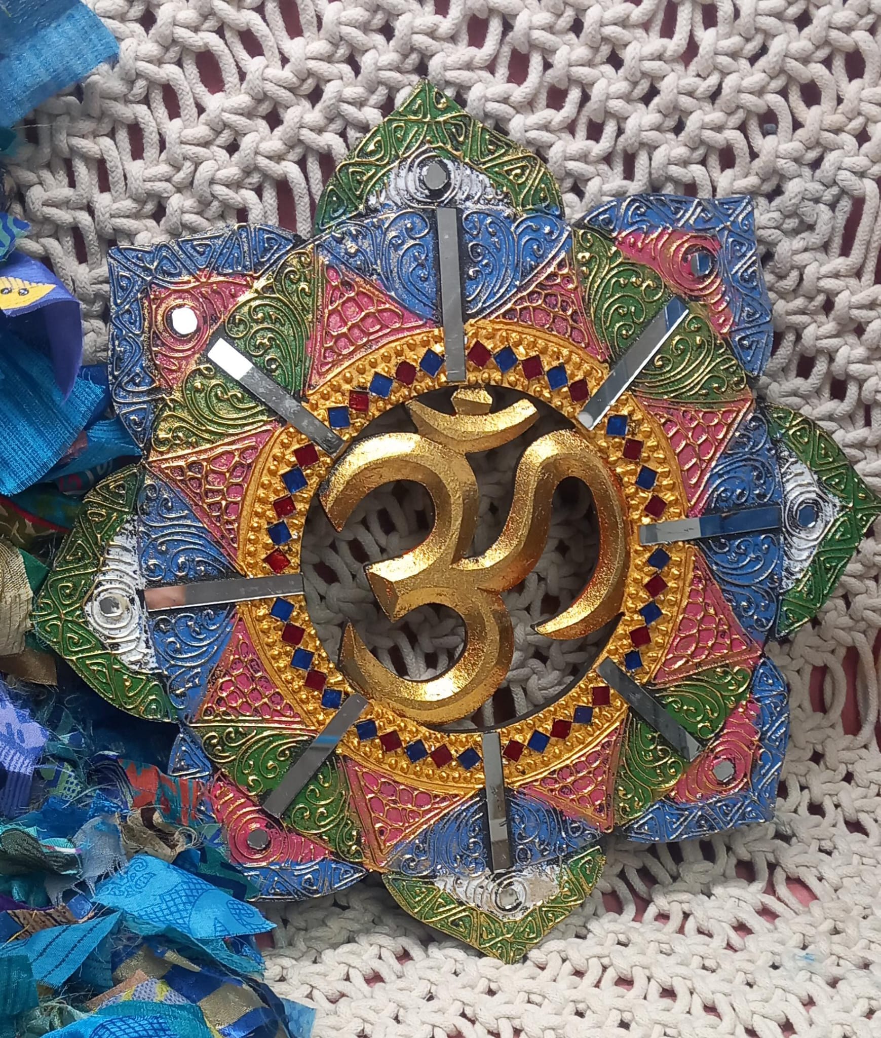 FLOR DE OM 30CM JOYA ARTESANAL HECHA A MANO EN INDONESIA TRANSMITE CALMA,AUTENTICIDAD Y ESPIRITUALIDAD.ENVÍO GRATIS SIN PEDIDO MÍNIMO.