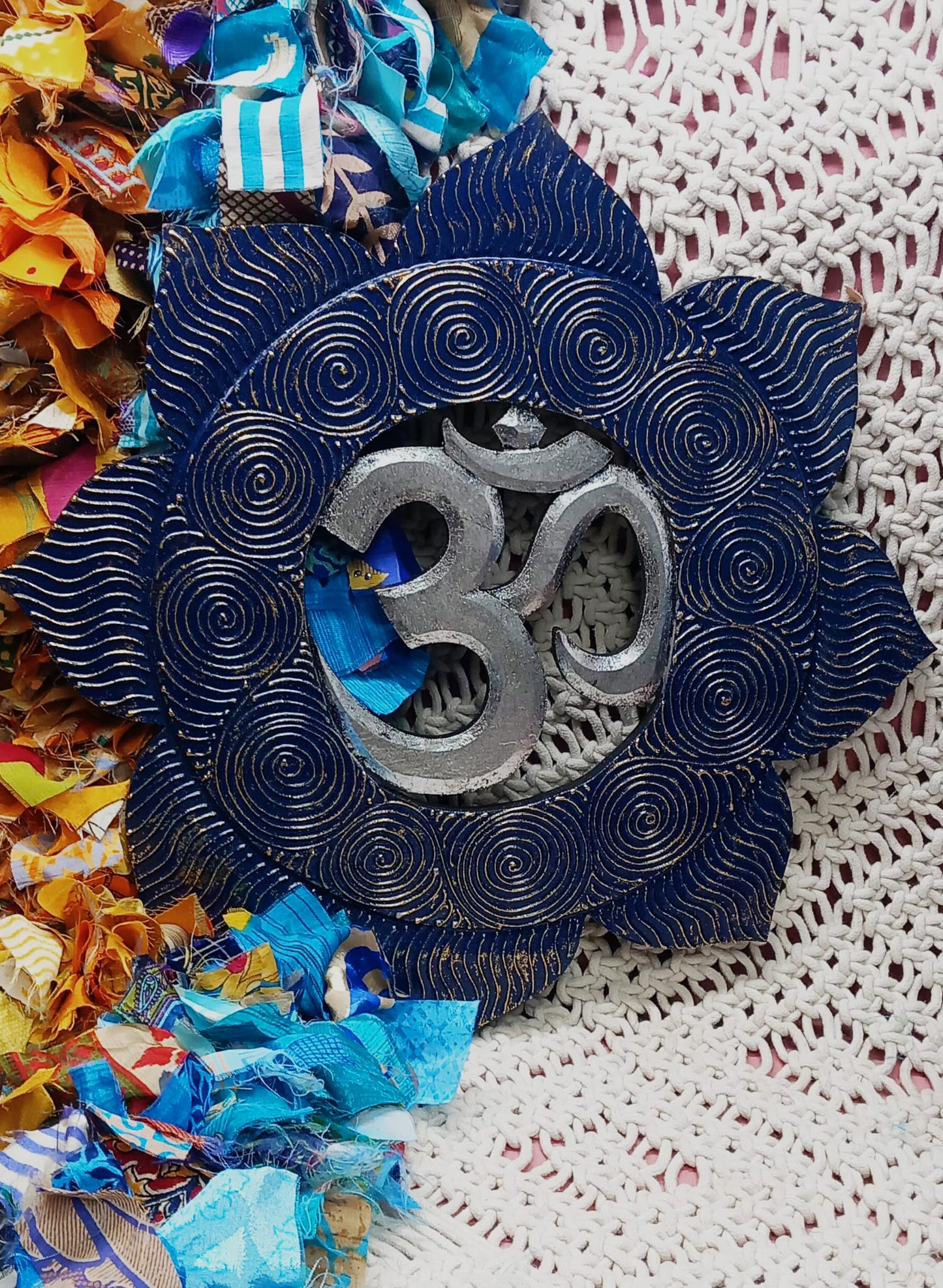 FLOR AZUL Y PLATA DE OM 40CM JOYA ARTESANAL HECHA A MANO EN INDONESIA TRANSMITE CALMA,AUTENTICIDAD Y ESPIRITUALIDAD.ENVÍO GRATIS SIN PEDIDO MÍNIMO.