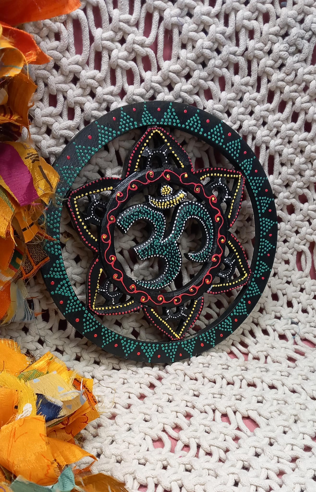 FLOR DE OM EN CÍRCULO 20CM JOYA ARTESANAL HECHA A MANO EN INDONESIA TRANSMITE CALMA,AUTENTICIDAD Y ESPIRITUALIDAD.ENVÍO GRATIS SIN PEDIDO MÍNIMO.