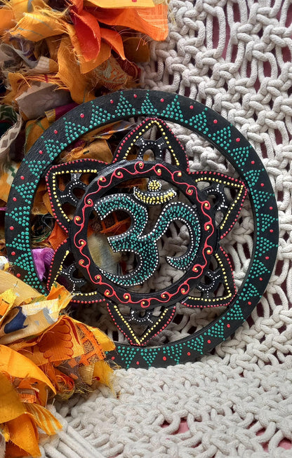 FLOR DE OM EN CÍRCULO 20CM JOYA ARTESANAL HECHA A MANO EN INDONESIA TRANSMITE CALMA,AUTENTICIDAD Y ESPIRITUALIDAD.ENVÍO GRATIS SIN PEDIDO MÍNIMO.