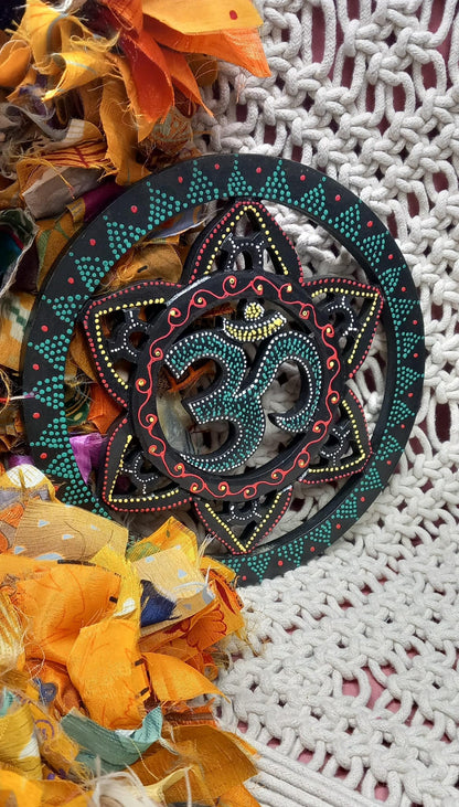 FLOR DE OM EN CÍRCULO 20CM JOYA ARTESANAL HECHA A MANO EN INDONESIA TRANSMITE CALMA,AUTENTICIDAD Y ESPIRITUALIDAD.ENVÍO GRATIS SIN PEDIDO MÍNIMO.