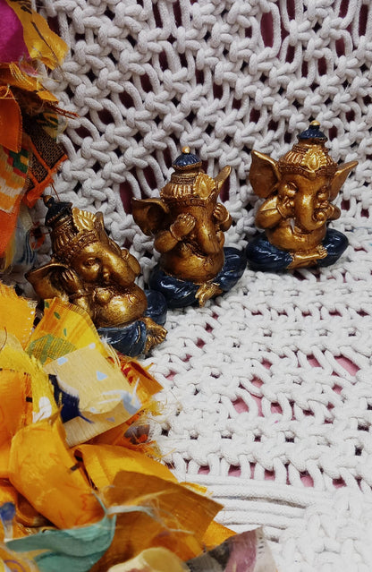Set especial de 3 Piezas artesanales de carácter espiritual, ideal para llenar de intención y simbolismo cualquier espacio. Este set de Ganeshas es envío gratis sin pedido mínimo.