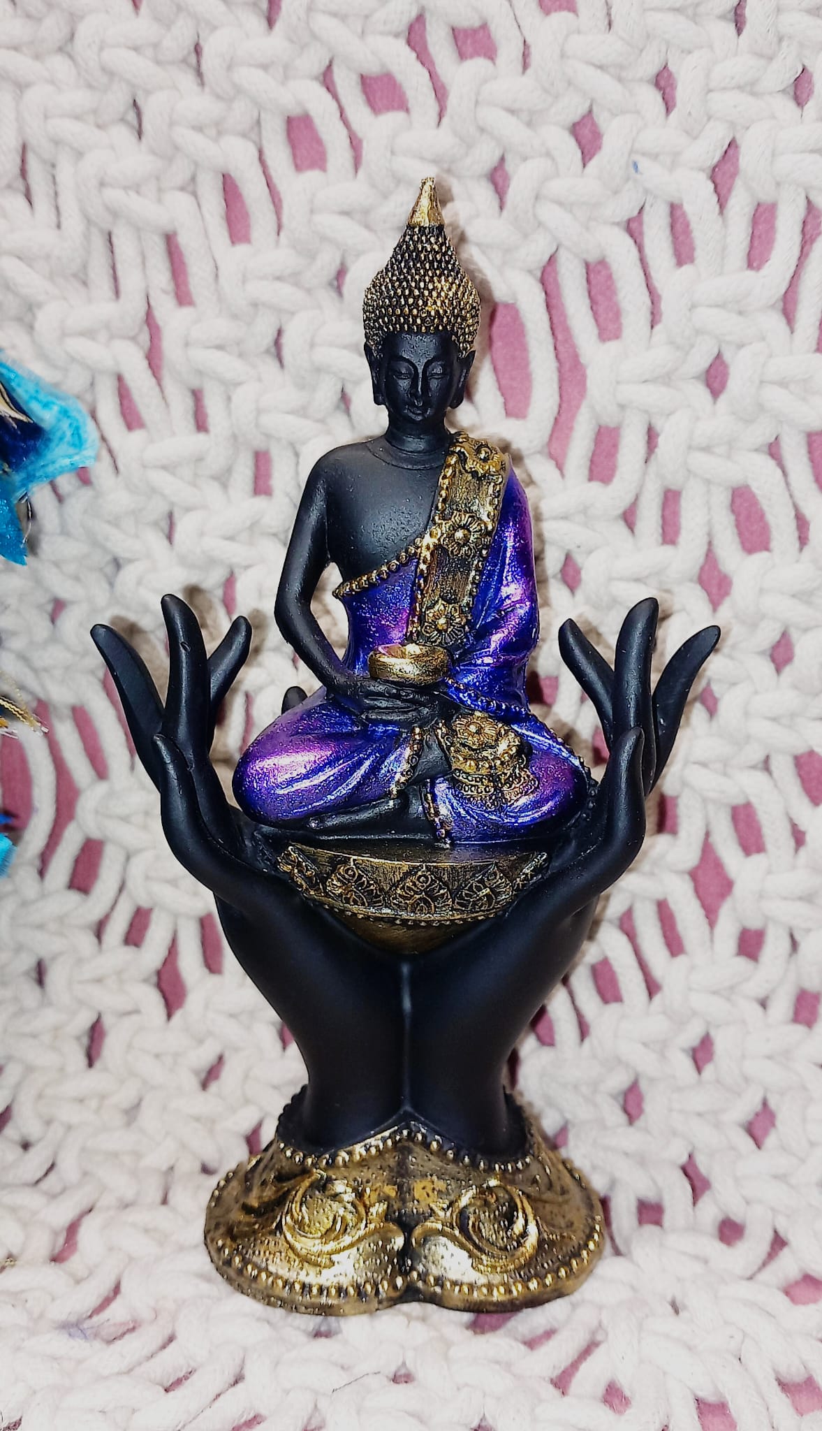 Pieza de Buda con el rostro sereno y los detalles esculpidos refleja la calma y la trascedencia.Envío gratis sin pedido mínimo.