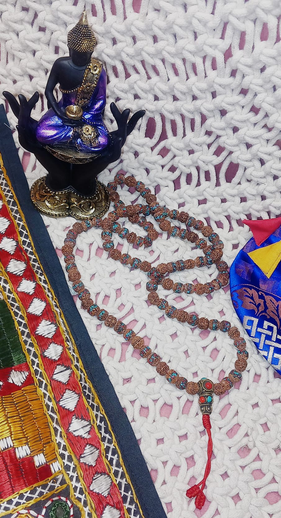 JAPAMALA de Rudraksha, la semilla sagrada hindú, con incrustaciones de piedras y metal.Este collar es una pieza espiritual con fuerza, equilibrio y tradición.ENVÍO GRATIS SIN PEDIDO MÍNIMO.