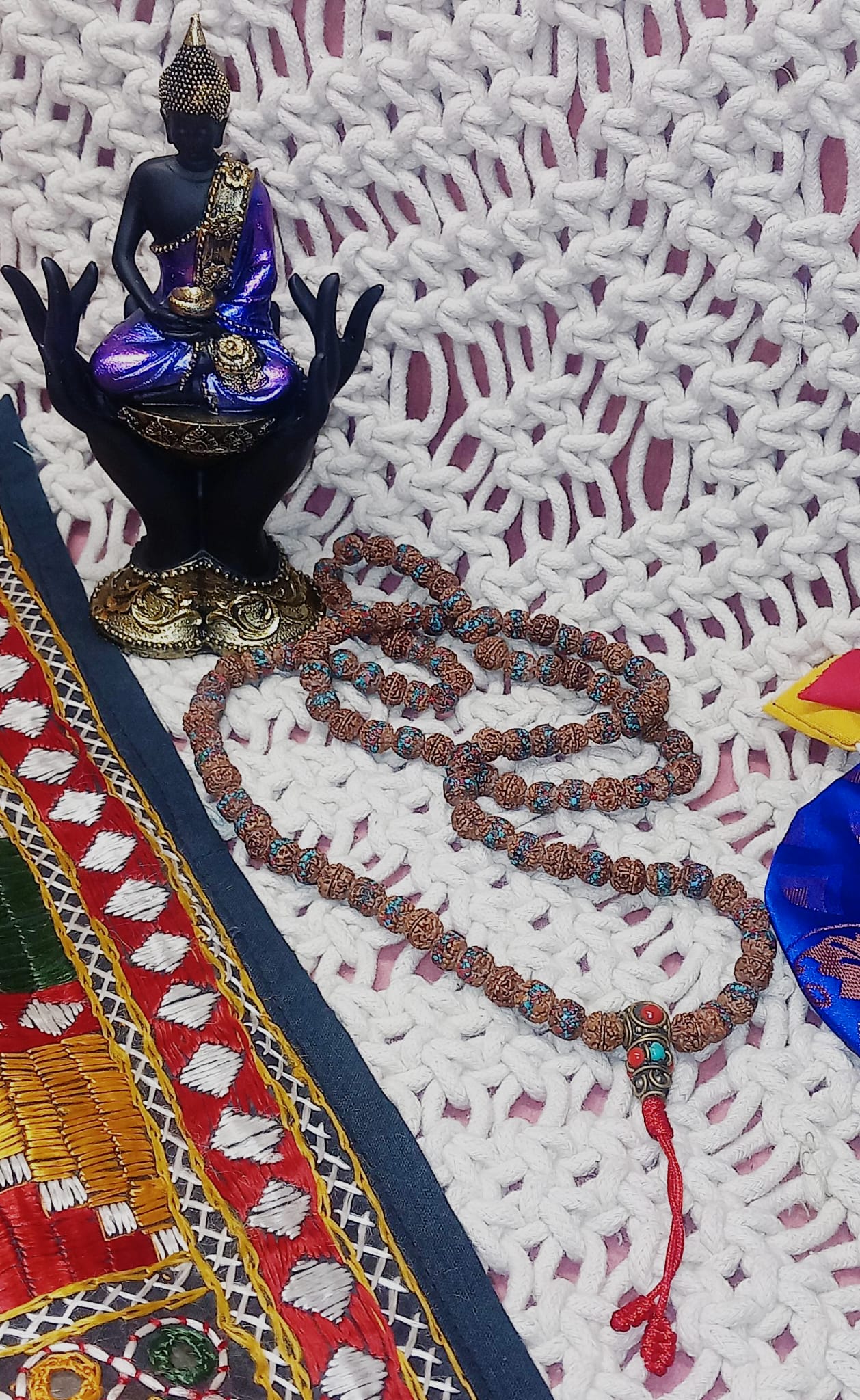 JAPAMALA de Rudraksha, la semilla sagrada hindú, con incrustaciones de piedras y metal.Este collar es una pieza espiritual con fuerza, equilibrio y tradición.ENVÍO GRATIS SIN PEDIDO MÍNIMO.