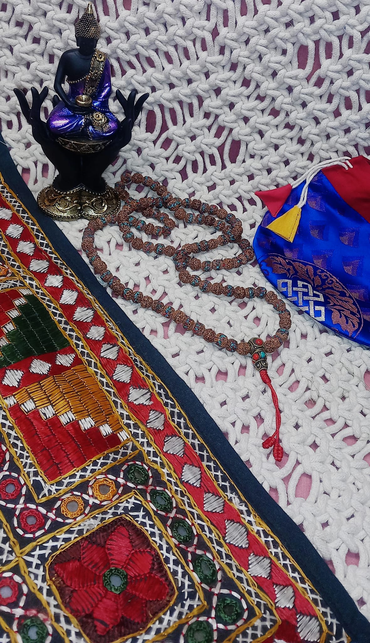 JAPAMALA de Rudraksha, la semilla sagrada hindú, con incrustaciones de piedras y metal.Este collar es una pieza espiritual con fuerza, equilibrio y tradición.ENVÍO GRATIS SIN PEDIDO MÍNIMO.