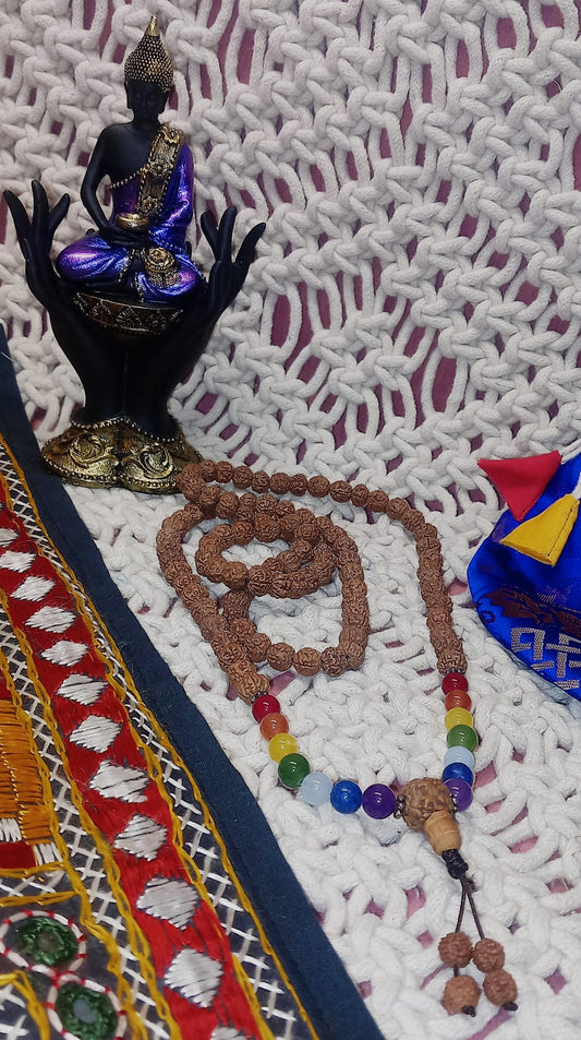 Este precioso collar Japamala de 108 cuentas formadas por rudrakshas de 8mm de gran calidad y cuentas de vidrio de colores que representan los 7 Chakras.ENVÍO GRATIS SIN PEDIDO MÍNIMO.