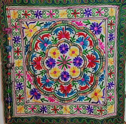 TAPIZ BORDADO A MANO JOYA TEXTIL CON ALMA BOHEMIA HECHA EN INDIA.ENVÍO GRATIS SIN PEDIDO MÍNIMO.