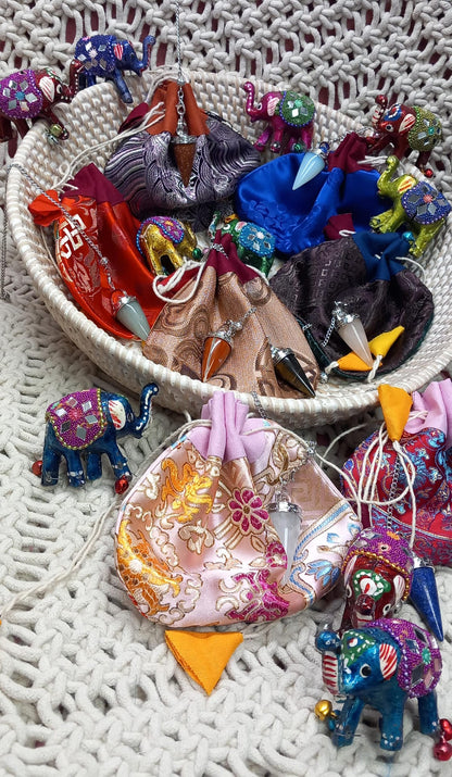 Péndulo CUARZO CRISTAL,sanador y liberado de energía.  **INCLUYE BOLSA DE NEPAL HECHA A MANO EN LOS HIMALAYAS**ENVÍO GRATIS SIN PEDIDO MÍNIMO.