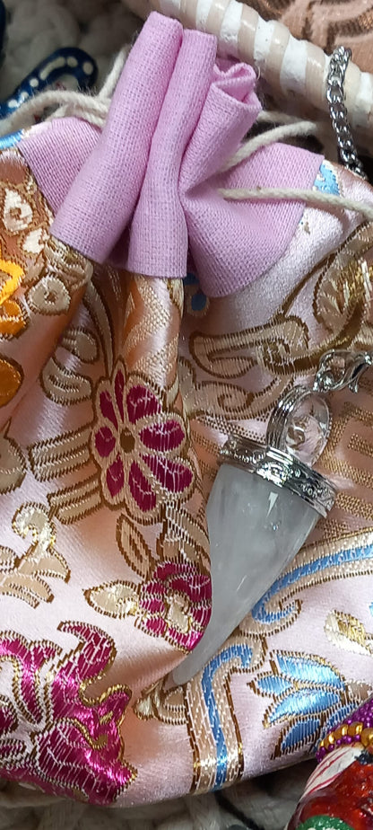 Péndulo CUARZO CRISTAL,sanador y liberado de energía.  **INCLUYE BOLSA DE NEPAL HECHA A MANO EN LOS HIMALAYAS**ENVÍO GRATIS SIN PEDIDO MÍNIMO.