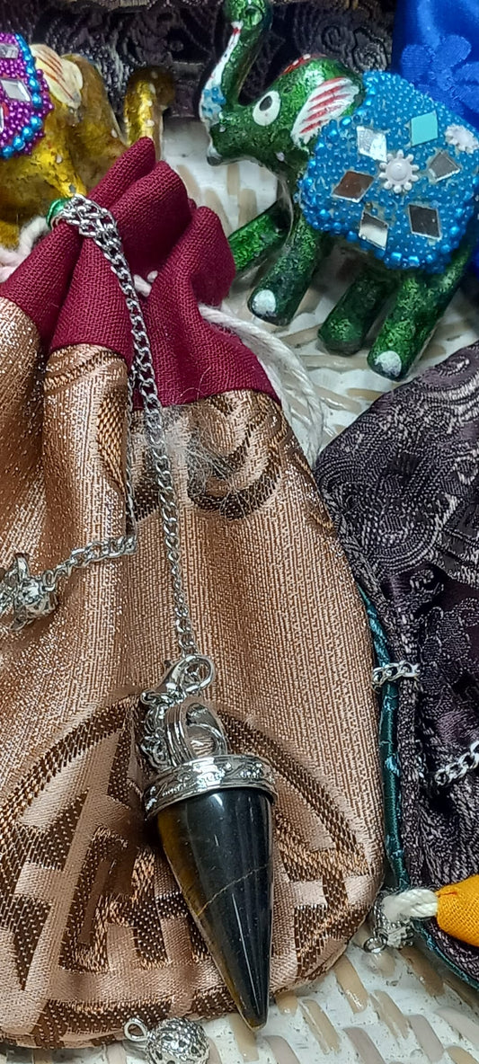 Péndulo OJO DE TIGRE,claridad y confianza. **INCLUYE BOLSA DE NEPAL HECHA A MANO EN LOS HIMALAYAS**ENVÍO GRATIS SIN PEDIDO MÍNIMO.