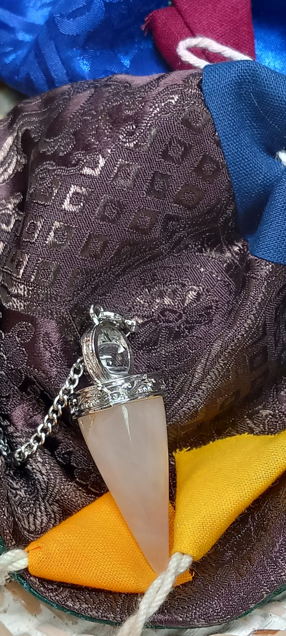 Péndulo CUARZO ROSA,amor y autoestima. **INCLUYE BOLSA DE NEPAL HECHA A MANO EN LOS HIMALAYAS**ENVÍO GRATIS SIN PEDIDO MÍNIMO.