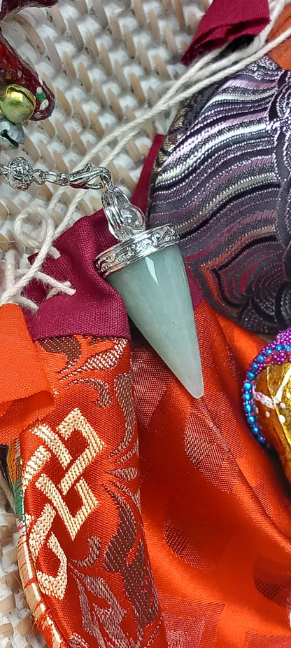 Péndulo AVENTURINA,suerte y prosperidad. **INCLUYE BOLSA DE NEPAL HECHA A MANO EN LOS HIMALAYAS**ENVÍO GRATIS SIN PEDIDO MÍNIMO.