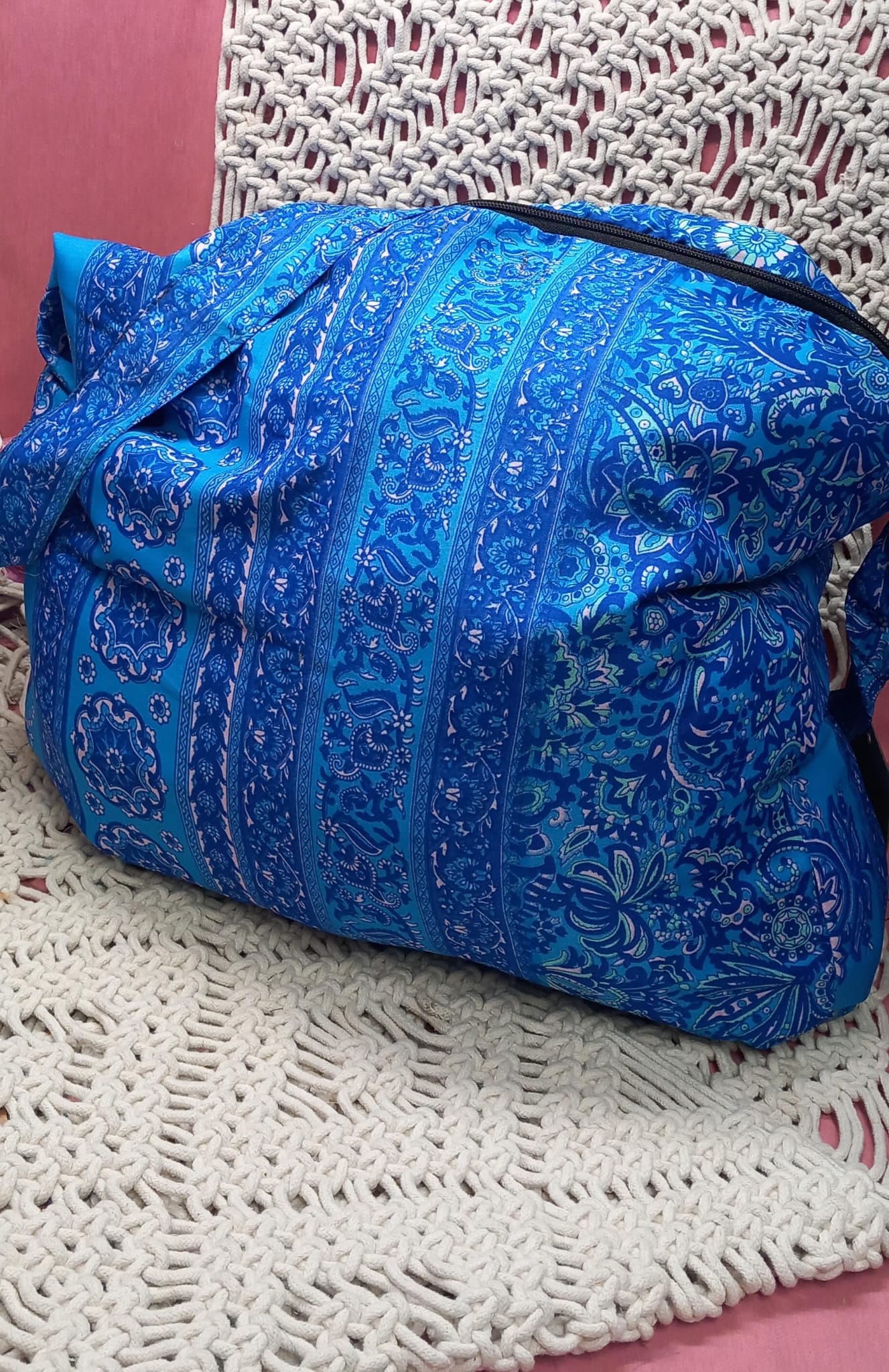 Bolso hecho a mano en India en seda saree de primera calidad.Ideal para escapada, fin de semana,playa,montaña, gimansio...Con cremallera.Modelo Agra Blue.