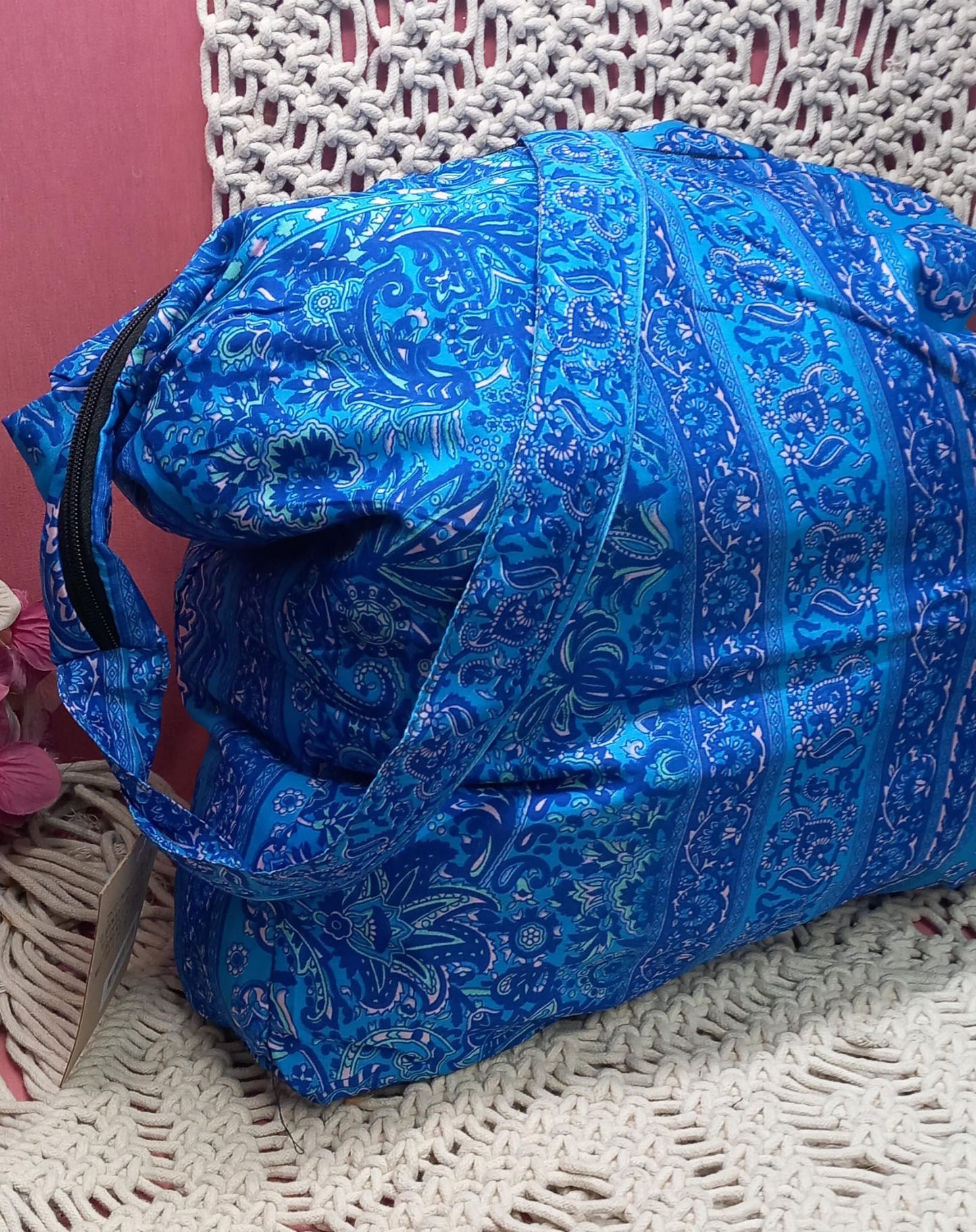 Bolso hecho a mano en India en seda saree de primera calidad.Ideal para escapada, fin de semana,playa,montaña, gimansio...Con cremallera.Modelo Agra Blue.