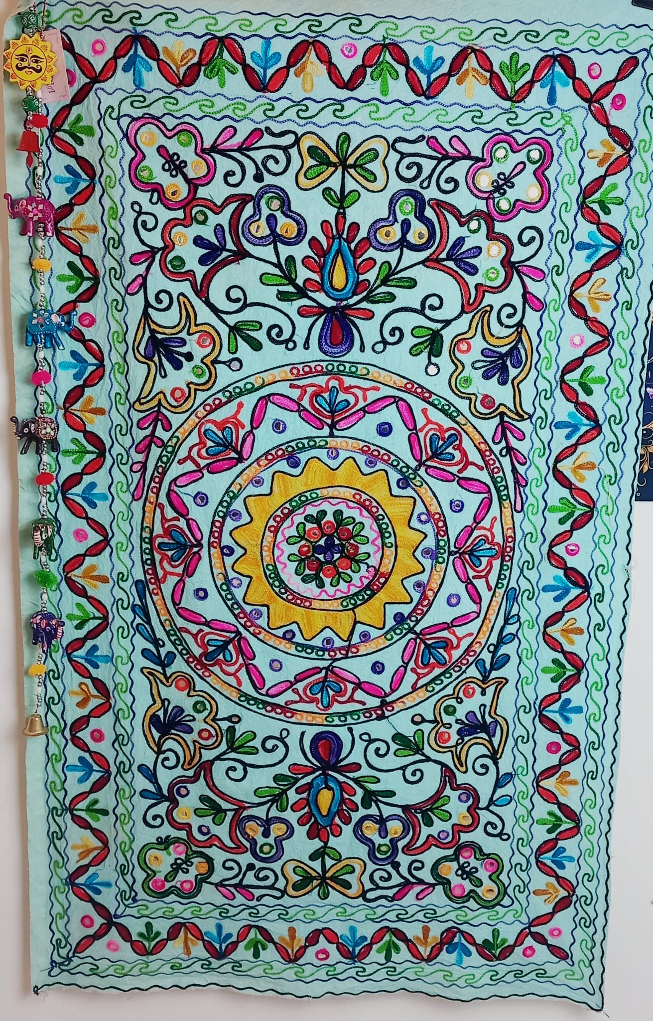Tapiz Gora Mandala 75x120 bordado,una joya textil con alma bohemía hecha en India.Envío gratis sin pedido sin pedido mínimo.