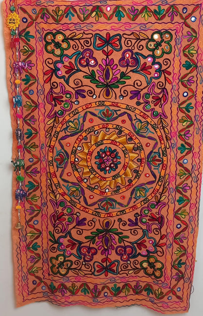 Tapiz Gora Mandala 75x120 bordado,una joya textil con alma bohemía hecha en India.Envío gratis sin pedido sin pedido mínimo.