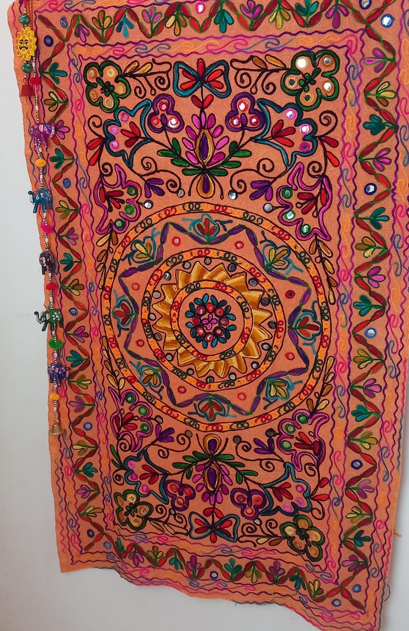 Tapiz Gora Mandala 75x120 bordado,una joya textil con alma bohemía hecha en India.Envío gratis sin pedido sin pedido mínimo.