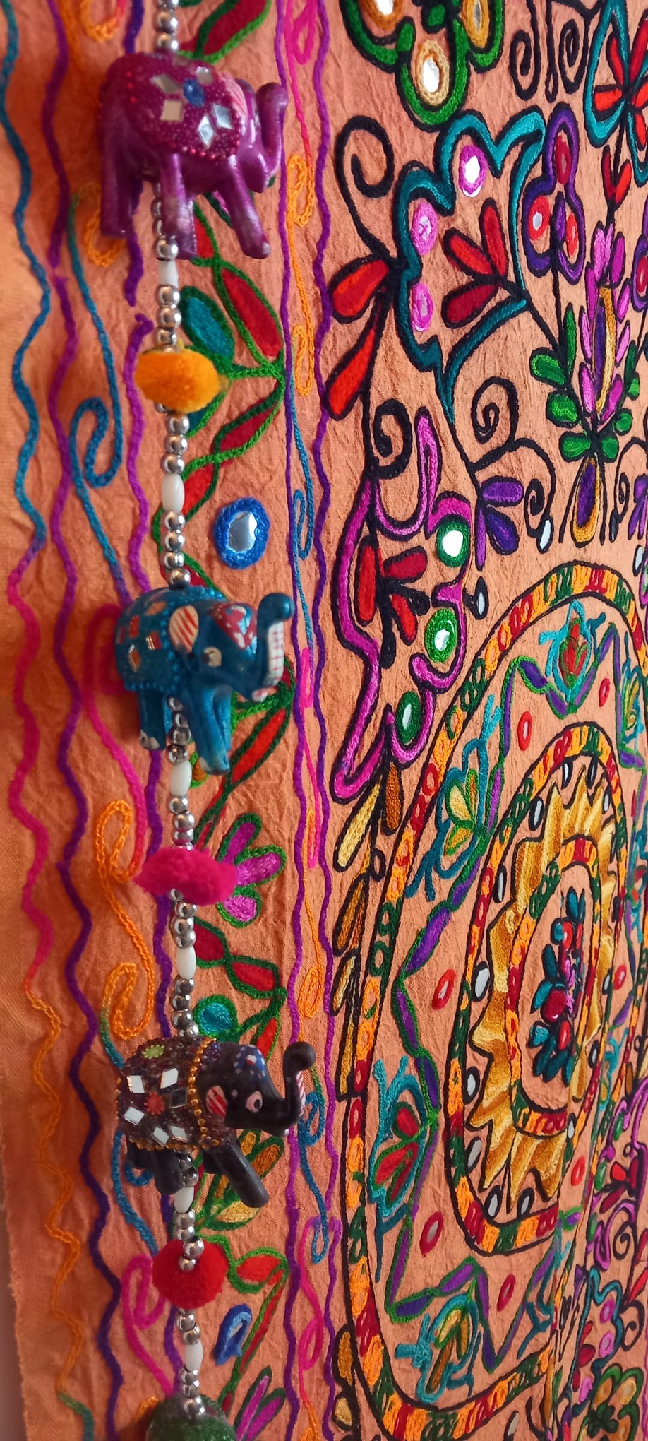 Tapiz Gora Mandala 75x120 bordado,una joya textil con alma bohemía hecha en India.Envío gratis sin pedido sin pedido mínimo.