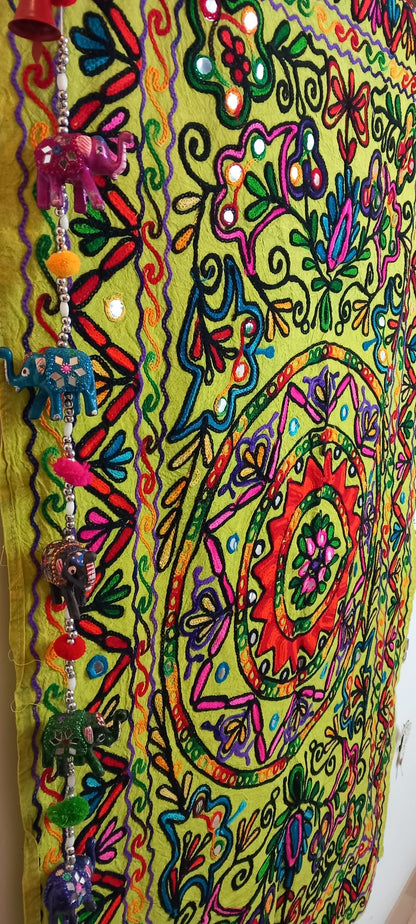 Tapiz Gora Mandala 75x120 bordado,una joya textil con alma bohemía hecha en India.Envío gratis sin pedido sin pedido mínimo.