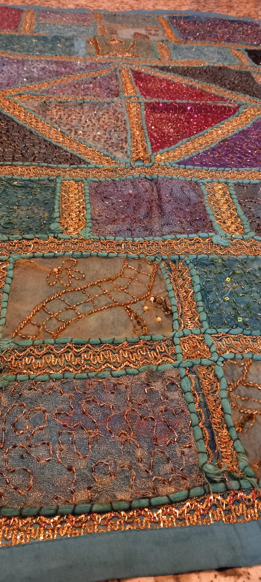 TEXTIL BENARÉS QUE ES UN TESORO REAL TRANSFORMANDO EL AMBIENTE EN UNA EXPERIENCIA. ES UN AUTÉNTICO HALLAZGO.ENVÍO GRATIS SIN PEDIDO MÍNIMO.