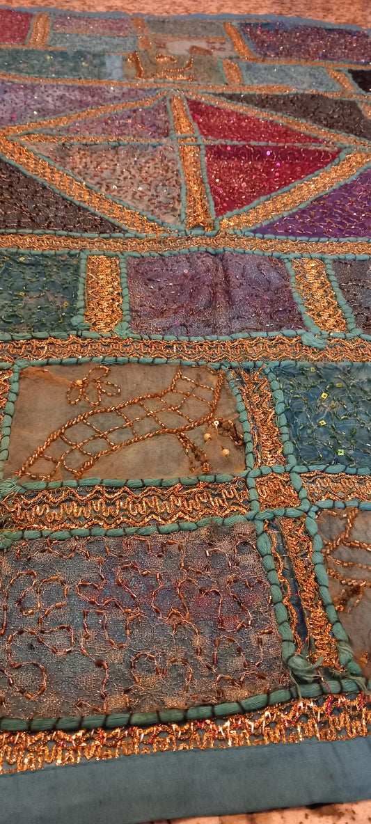 TEXTIL BENARÉS QUE ES UN TESORO REAL TRANSFORMANDO EL AMBIENTE EN UNA EXPERIENCIA. ES UN AUTÉNTICO HALLAZGO.ENVÍO GRATIS SIN PEDIDO MÍNIMO.