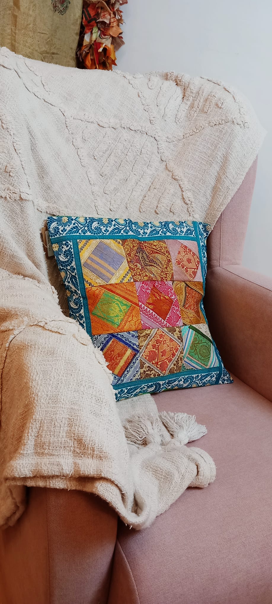 Funda de Cojín Patchwork Retales en un pieza única,perfecto para dar vida a rincones especiales.ENVÍO GRATIS SIN PEDIDO MÍNIMO.