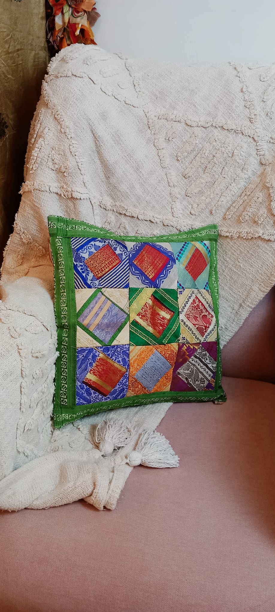Funda de Cojín Patchwork Retales en un pieza única,perfecto para dar vida a rincones especiales.ENVÍO GRATIS SIN PEDIDO MÍNIMO.