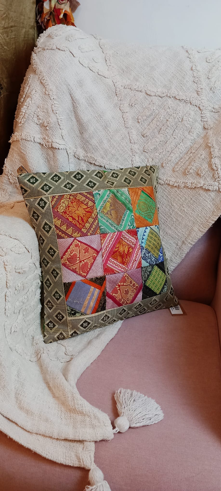 Funda de Cojín Patchwork Retales en un pieza única,perfecto para dar vida a rincones especiales.ENVÍO GRATIS SIN PEDIDO MÍNIMO.