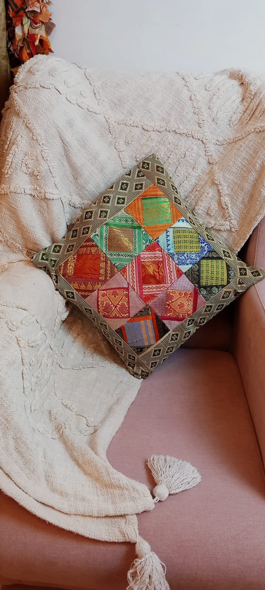 Funda de Cojín Patchwork Retales en un pieza única,perfecto para dar vida a rincones especiales.ENVÍO GRATIS SIN PEDIDO MÍNIMO.