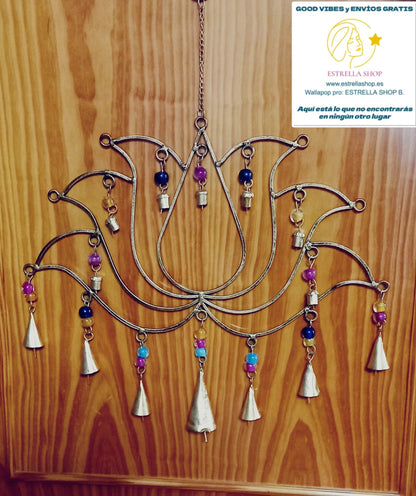 🪷Del fango a la luz. 🕊️ Renueva la energía de tu hogar con este colgador de loto artesanal de la India. Edición limitada.-Una pieza decorativa que una espiritualidad y fortuna. Este colgador metálico con forma de loto —ícono de buena suerte y protección—, un objeto cargado de energía positiva. Sus múltiples campanas tintinean suavemente al moverse, generando una atmósfera relajante y especial. Perfecto para entradas, balcones o rincones con alma.