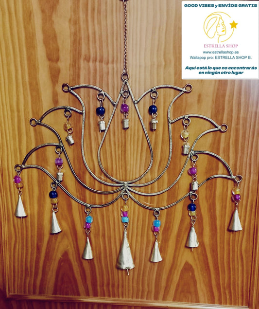🪷Del fango a la luz. 🕊️ Renueva la energía de tu hogar con este colgador de loto artesanal de la India. Edición limitada.-Una pieza decorativa que una espiritualidad y fortuna. Este colgador metálico con forma de loto —ícono de buena suerte y protección—, un objeto cargado de energía positiva. Sus múltiples campanas tintinean suavemente al moverse, generando una atmósfera relajante y especial. Perfecto para entradas, balcones o rincones con alma.