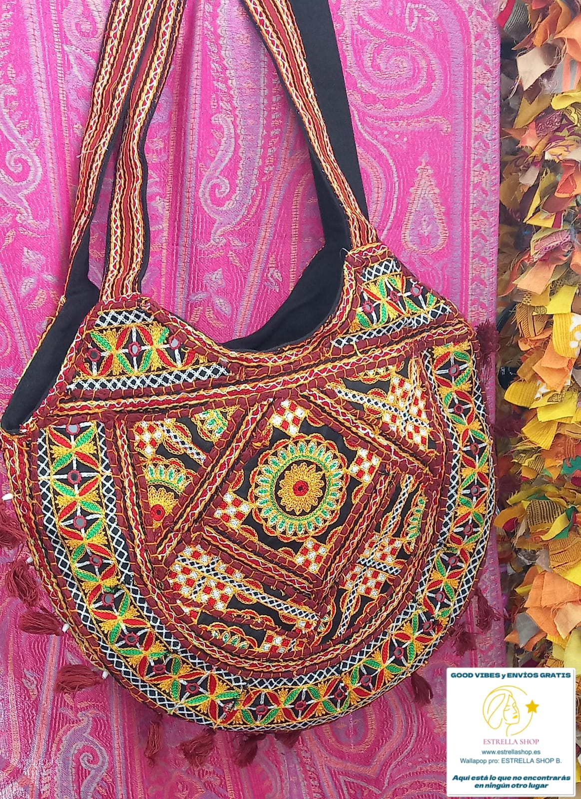El bolso Frame Iro Jaipur es una pieza original, amplia y con carácter, ideal para ofrecer un toque de exclusividad y color en tu vida. Su diseño tipo capazo destaca por su gran capacidad y su estampado floral bordado con hilos de colores sobre una base negra, creando un contraste vibrante y único. Cuenta con dos asas cómodas para llevar al hombro, cierre de cremallera y bolsillo interior, combinando funcionalidad y estilo. Cada bolso es único, garantizando que sólo ofrecemos productos auténticos, con perso