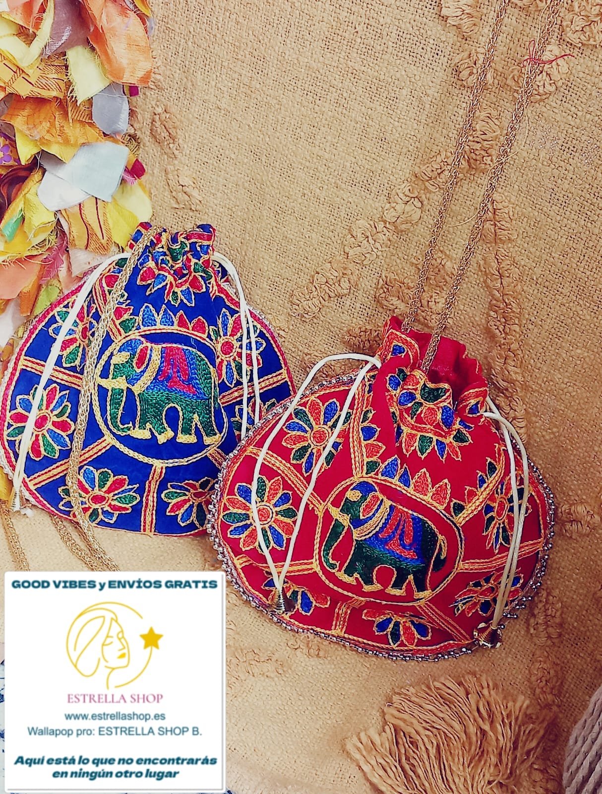 Un accesorio que realza cualquier look con un toque de autenticidad y artesanía. La bombonera Art Elefante es un bolso de mano con cierre de cordón, ideal para quienes buscan un complemento exclusivo y diferente. Sus bordados detallados, con el elefante de la suerte en medio, aportan brillo y sofisticación, convirtiéndola en una pieza especial dentro de cualquier colección. Disponible en dos colores vibrantes, es el accesorio perfecto para añadir un toque boho-chic y artesanal a cualquier estilismo.