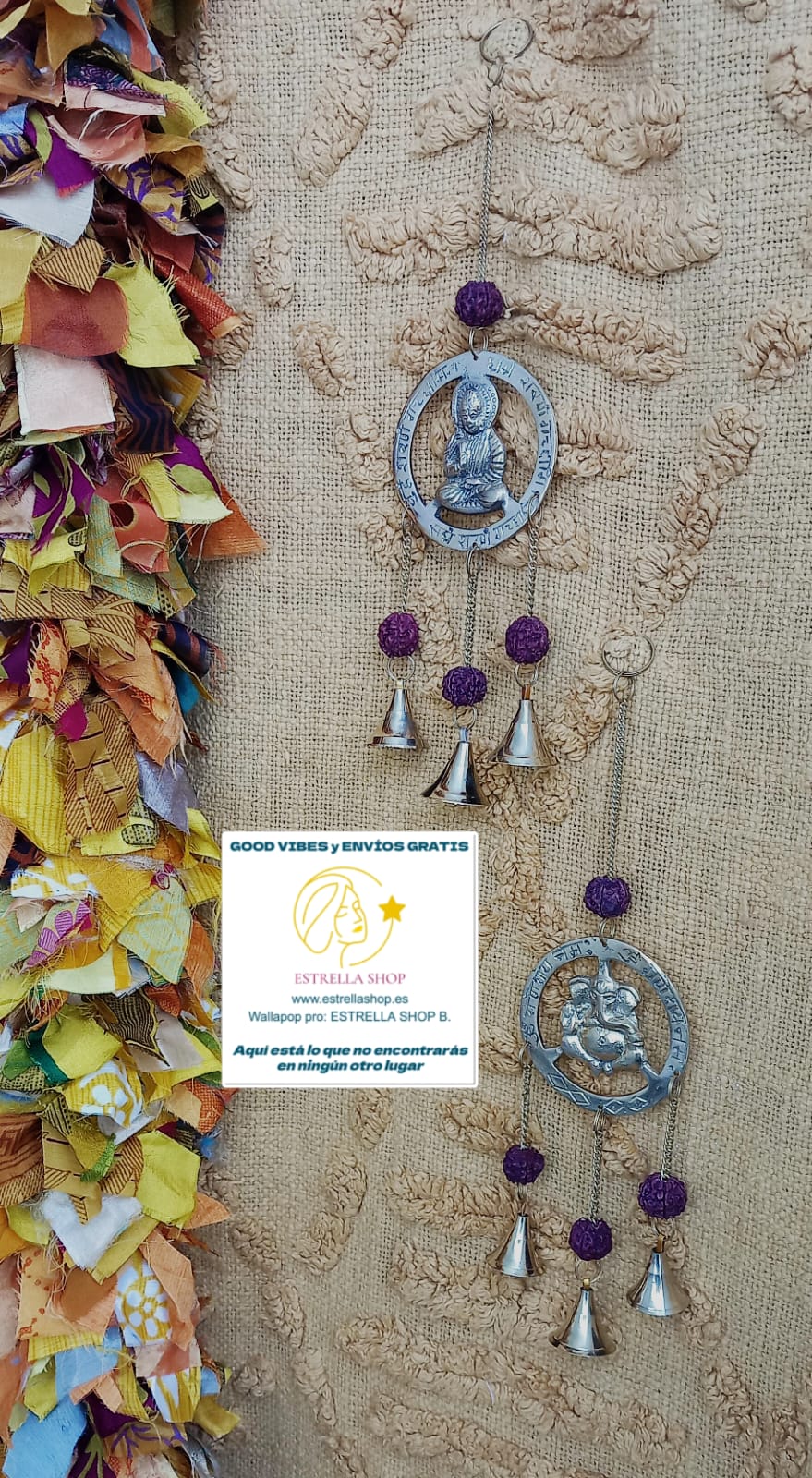 Una pieza que irradia belleza, color y elegancia. El colgador rudras sagradas es una creación decorativa con base redonda e inspiración sagrada central que refleja luz y energía positiva. Lo más llamativo son sus grandes rudraskas combinadas con las campanas, que aportan movimiento y vida al espacio. Artesanal y único, es ideal para dar un toque bohemio y moderno a cualquier rincón. Su estilo exótico y vibrante lo convierte en un imprescindible para ambientes que apuestan por decoración con alma y distinció