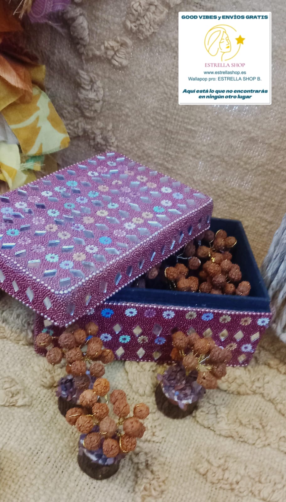 2 árboles de rudraksha. Estos árboles de rudraksha son una pieza decorativa única, capaz de transformar cualquier espacio con su magnetismo y belleza artesanal. Es un árbol de gran importancia en la cultura hindú, conocido por su belleza mística y sus semillas sagradas. Este árbol crece a partir de las lágrimas de Kalagni Rudra durante la meditación, produciendo así las cuentas de Rudraksha. Históricamente, se menciona que estas cuentas son valiosas en la cultura hinduísta y budista, y desde el punto de vis