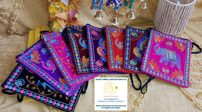 Un clutch que captura la esencia boho y el alma de India en una pieza original. El Clutch Velvet es ese accesorio único que aporta carácter, artesanía y diferenciación inmediata.
Su bordado artesanal sobre terciopelo convierte cada modelo en una joya textil, con detalles llenos de simbolismo y personalidad.
Es perfecto para clientes que buscan complementos especiales, con historia y fuerte identidad visual.
Ligero, práctico y con gran impacto, impulsa el look y te eleva en tu día a día.
Una pieza sofisticad