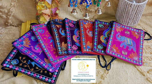 Un clutch que captura la esencia boho y el alma de India en una pieza original. El Clutch Velvet es ese accesorio único que aporta carácter, artesanía y diferenciación inmediata.
Su bordado artesanal sobre terciopelo convierte cada modelo en una joya textil, con detalles llenos de simbolismo y personalidad.
Es perfecto para clientes que buscan complementos especiales, con historia y fuerte identidad visual.
Ligero, práctico y con gran impacto, impulsa el look y te eleva en tu día a día.
Una pieza sofisticad