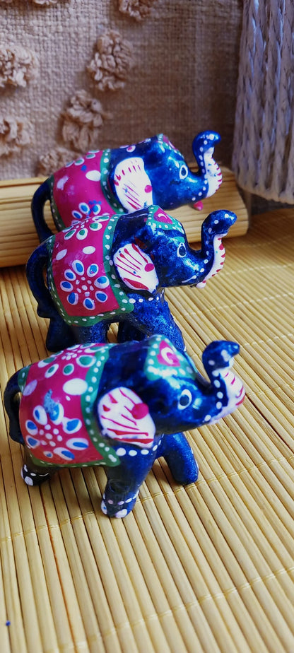 SET 3 ELEFANTES PINTADOS A MANO EN BURDEOS O AZUL.-Un conjunto decorativo que irradia elegancia y simbolismo.ENVÍO GRATIS SIN PEDIDO MÍNIMO.