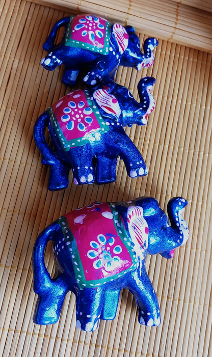 SET 3 ELEFANTES PINTADOS A MANO EN BURDEOS O AZUL.-Un conjunto decorativo que irradia elegancia y simbolismo.ENVÍO GRATIS SIN PEDIDO MÍNIMO.