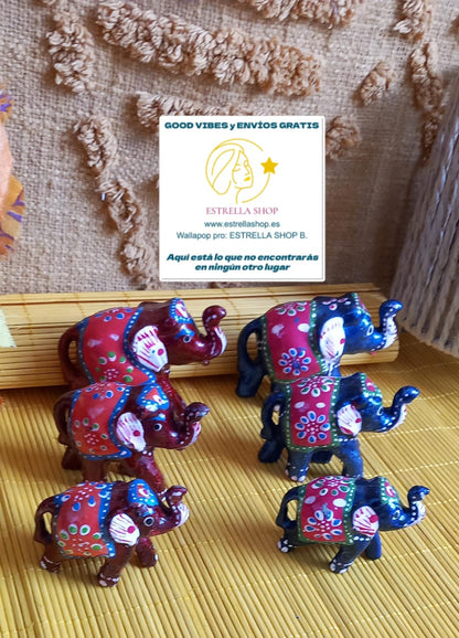 SET 3 ELEFANTES PINTADOS A MANO EN BURDEOS O AZUL . -Un conjunto decorativo que irradia elegancia y simbolismo. El conjunto de 3 elefantes pintados a mano de la colección Navarantha es perfecto para aportar un toque de suerte, protección y distinción a cualquier espacio. Confeccionados artesanalmente en terracota y con detalles a mano tallados en el lomo, cada pieza es única y transmite una energía especial. Su acabado tan artesanal añade luminosidad y presencia, convirtiéndolos en un elemento ideal para ho