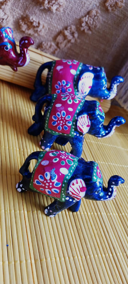 SET 3 ELEFANTES PINTADOS A MANO EN BURDEOS O AZUL.-Un conjunto decorativo que irradia elegancia y simbolismo.ENVÍO GRATIS SIN PEDIDO MÍNIMO.