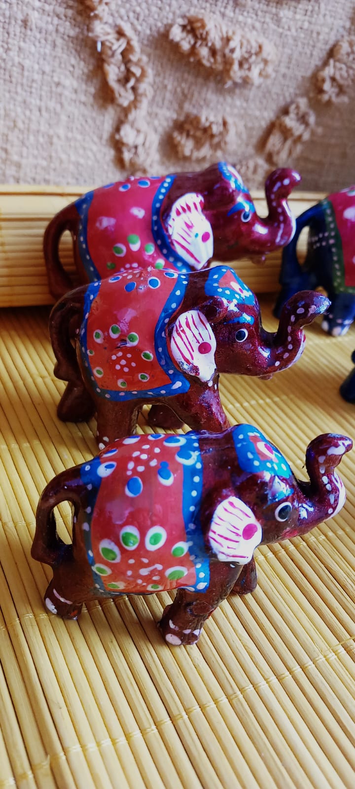 SET 3 ELEFANTES PINTADOS A MANO EN BURDEOS O AZUL.-Un conjunto decorativo que irradia elegancia y simbolismo.ENVÍO GRATIS SIN PEDIDO MÍNIMO.